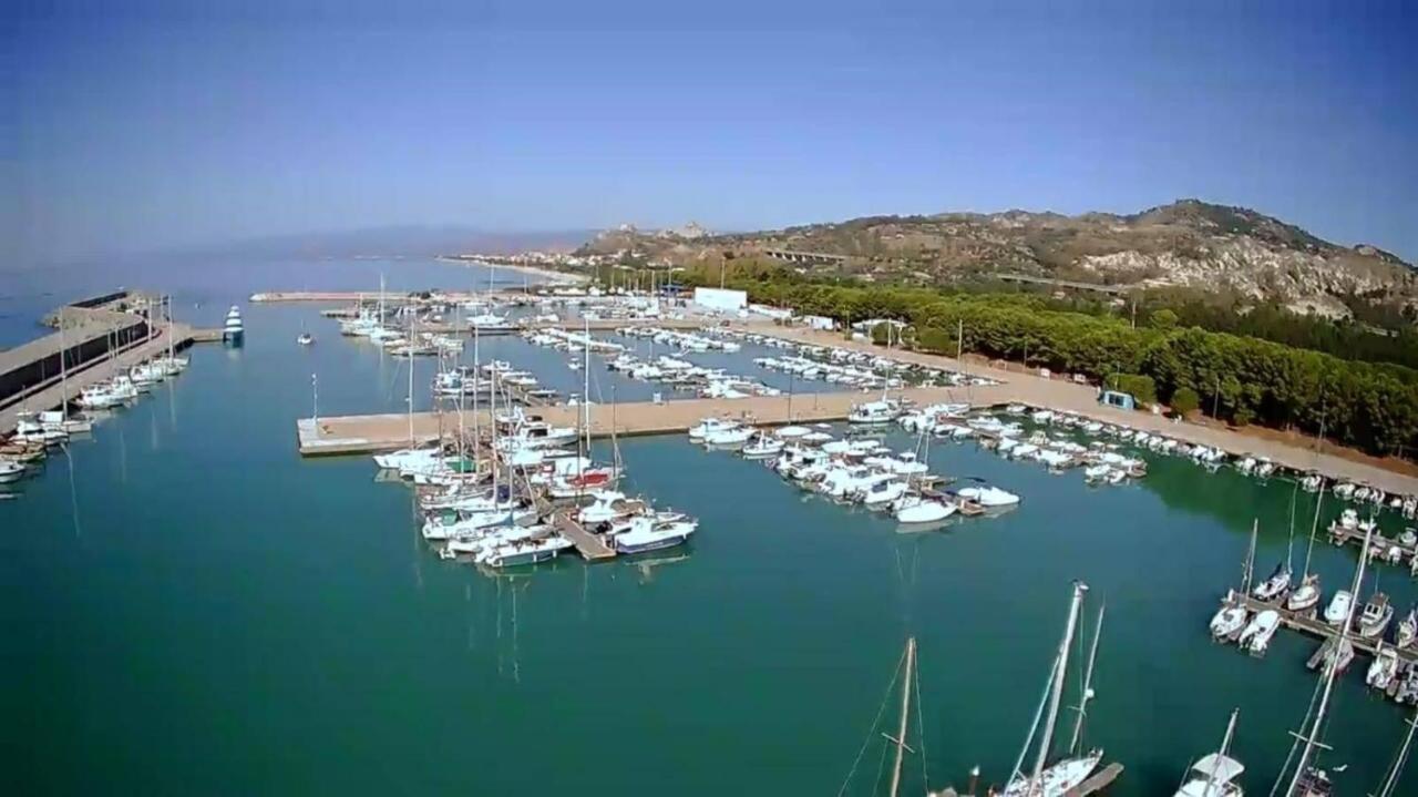 Hotel Mediterraneo Roccella Ionica Bagian luar foto