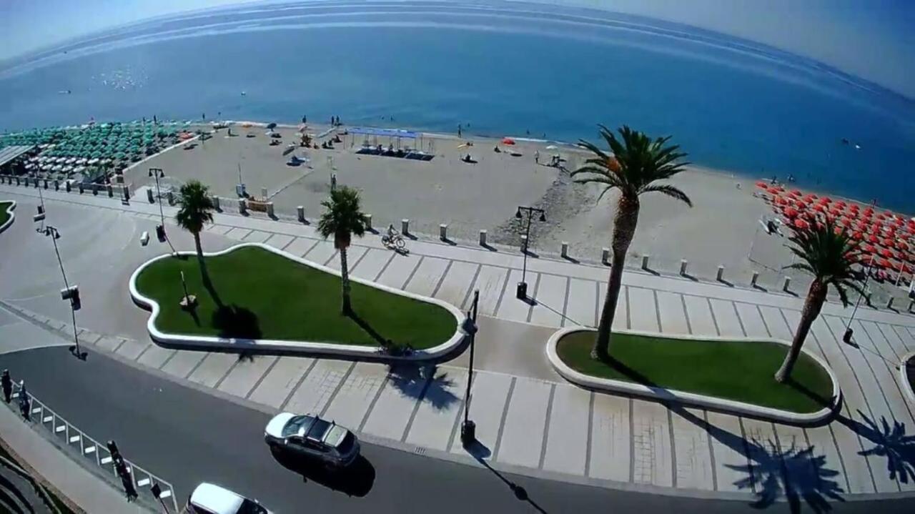 Hotel Mediterraneo Roccella Ionica Bagian luar foto
