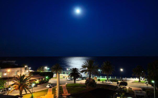 Hotel Mediterraneo Roccella Ionica Bagian luar foto