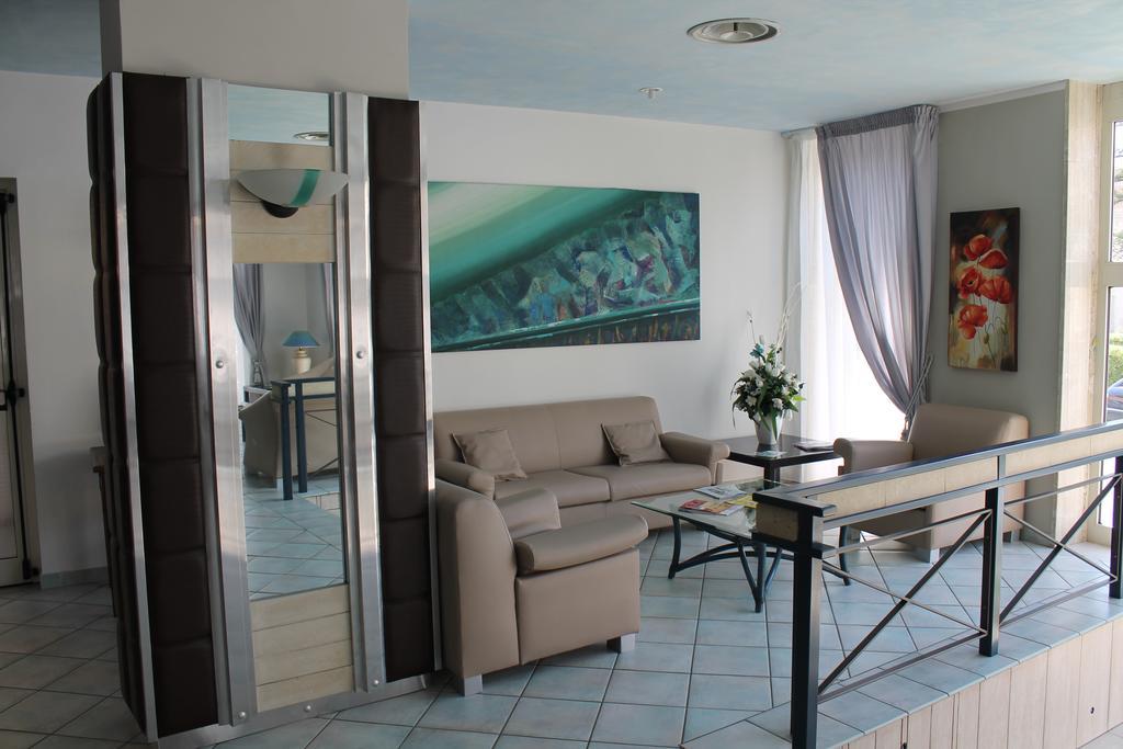 Hotel Mediterraneo Roccella Ionica Bagian luar foto