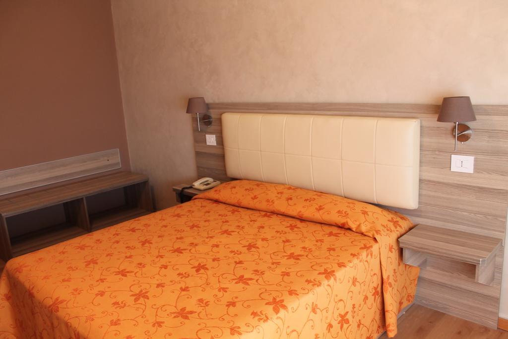 Hotel Mediterraneo Roccella Ionica Bagian luar foto