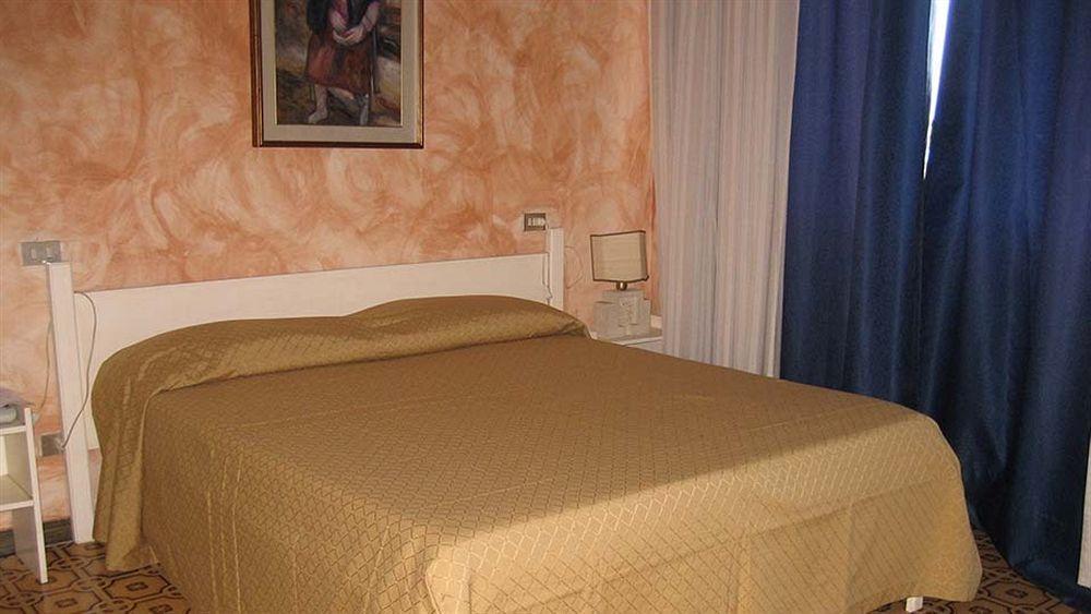 Hotel Mediterraneo Roccella Ionica Bagian luar foto