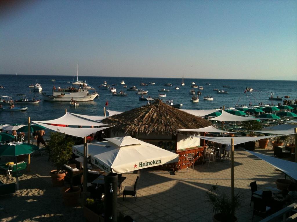 Hotel Mediterraneo Roccella Ionica Bagian luar foto