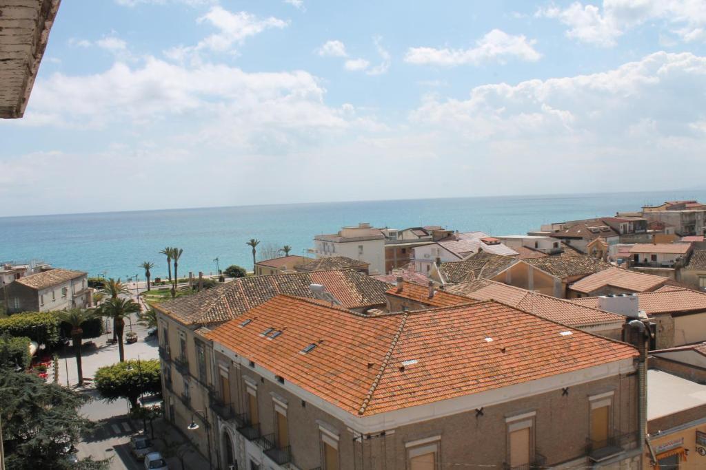 Hotel Mediterraneo Roccella Ionica Bagian luar foto