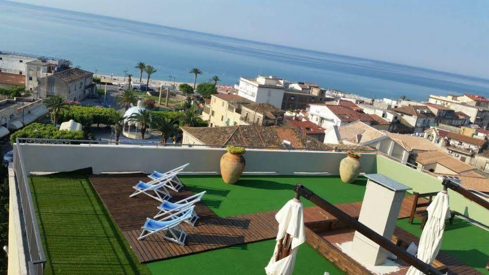 Hotel Mediterraneo Roccella Ionica Bagian luar foto