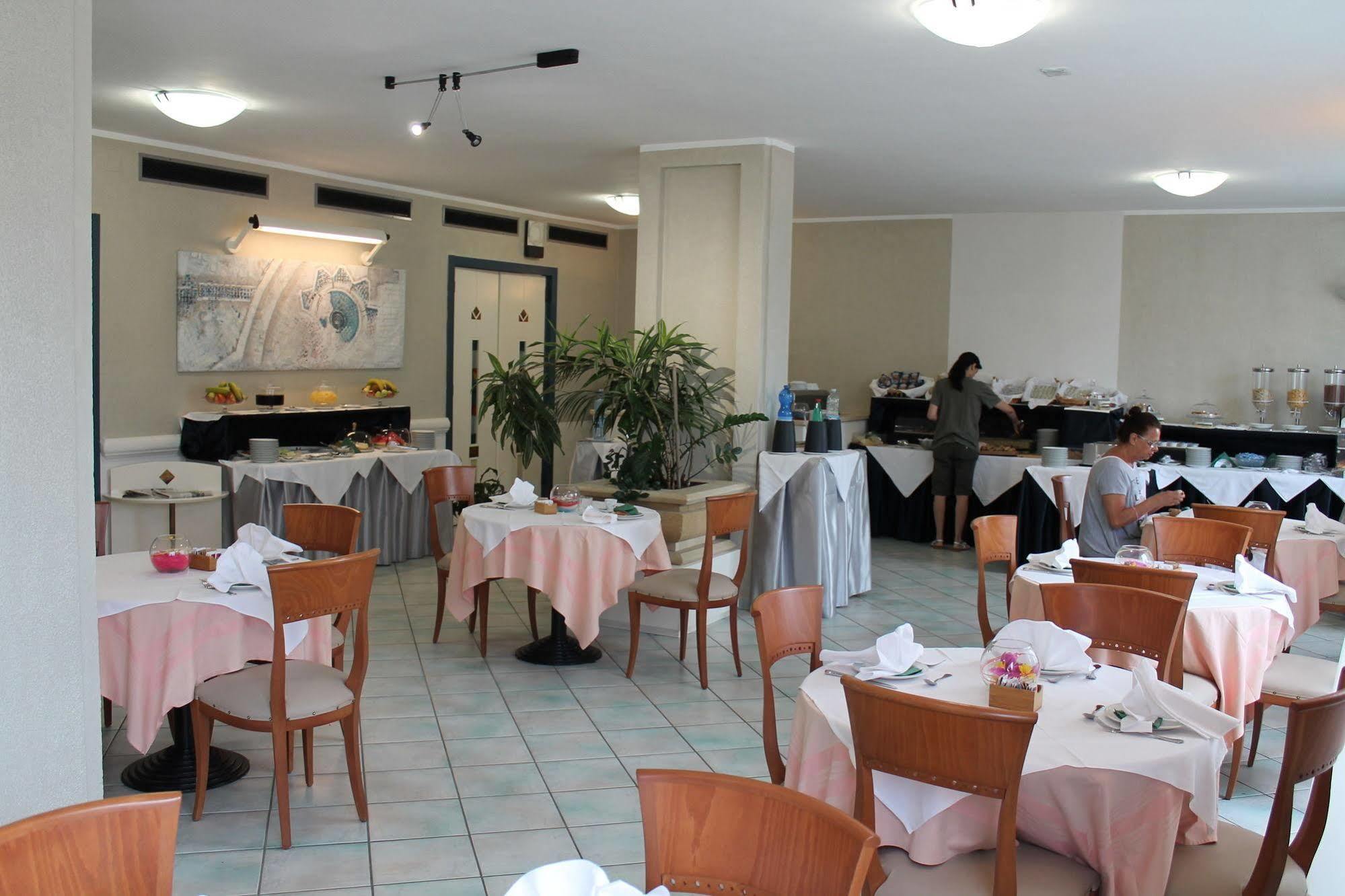 Hotel Mediterraneo Roccella Ionica Bagian luar foto