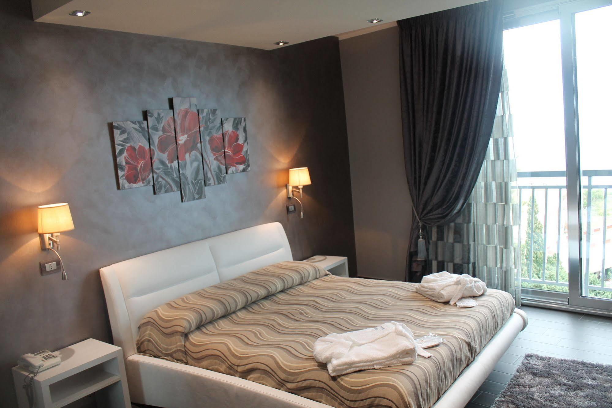 Hotel Mediterraneo Roccella Ionica Bagian luar foto