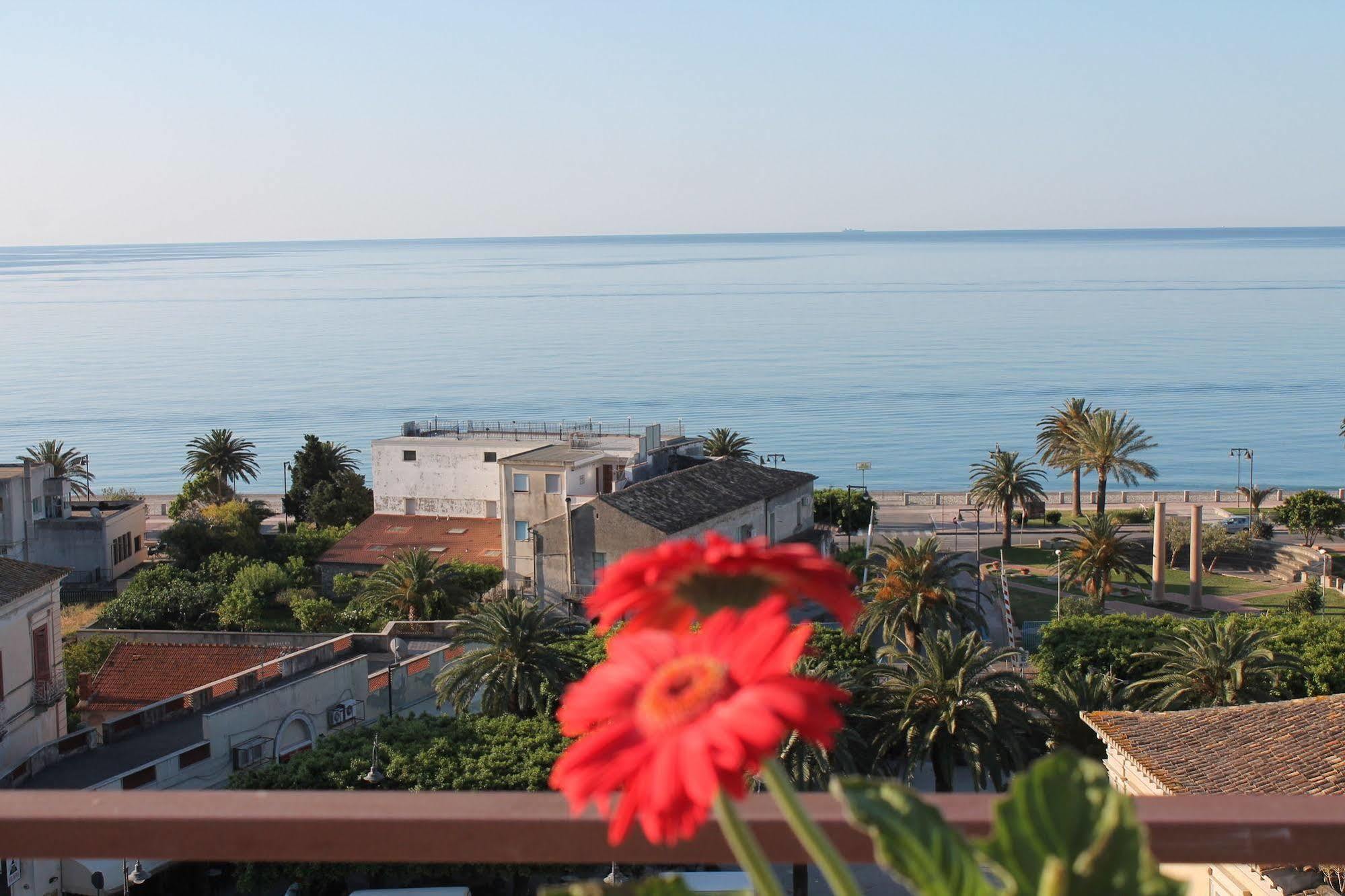 Hotel Mediterraneo Roccella Ionica Bagian luar foto