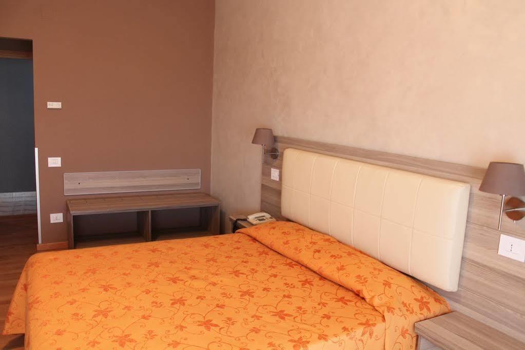 Hotel Mediterraneo Roccella Ionica Bagian luar foto